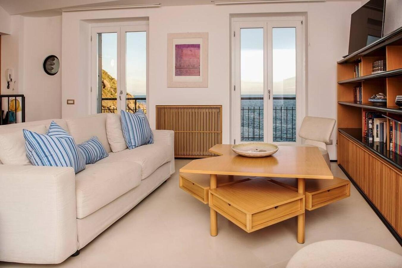 Carattino 12 Idyllic Seafront Retreat Apartment เวอนาซซา ภายนอก รูปภาพ