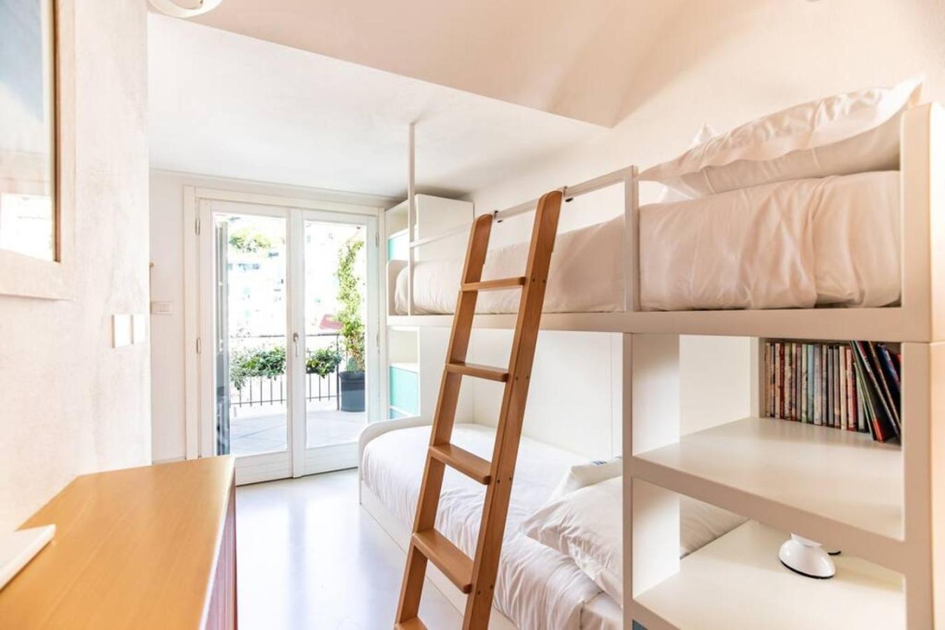 Carattino 12 Idyllic Seafront Retreat Apartment เวอนาซซา ภายนอก รูปภาพ