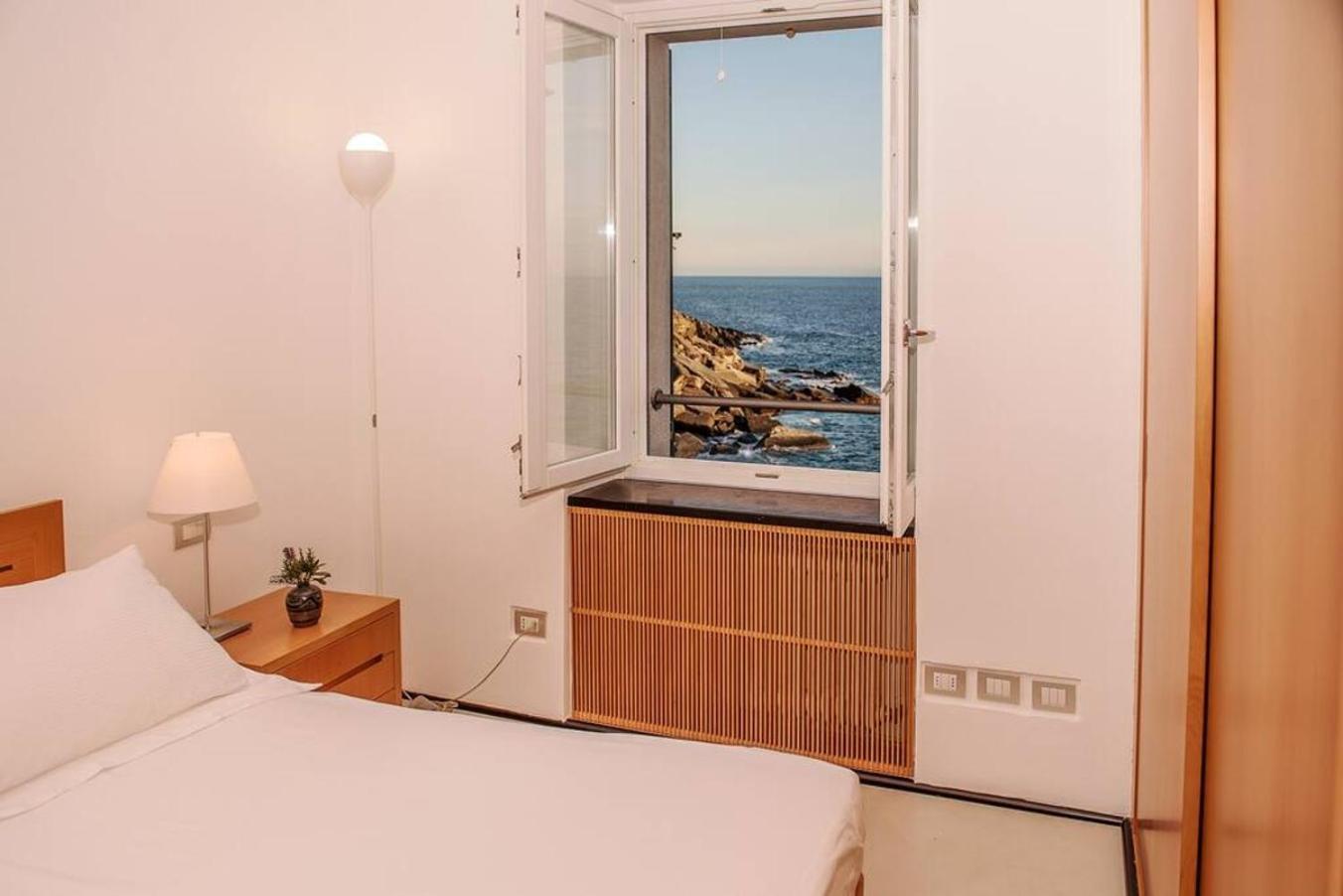 Carattino 12 Idyllic Seafront Retreat Apartment เวอนาซซา ภายนอก รูปภาพ