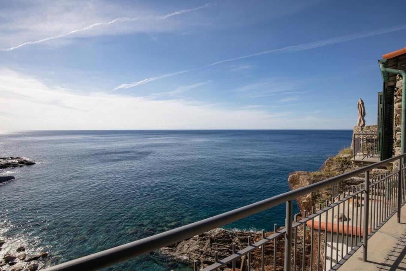 Carattino 12 Idyllic Seafront Retreat Apartment เวอนาซซา ภายนอก รูปภาพ
